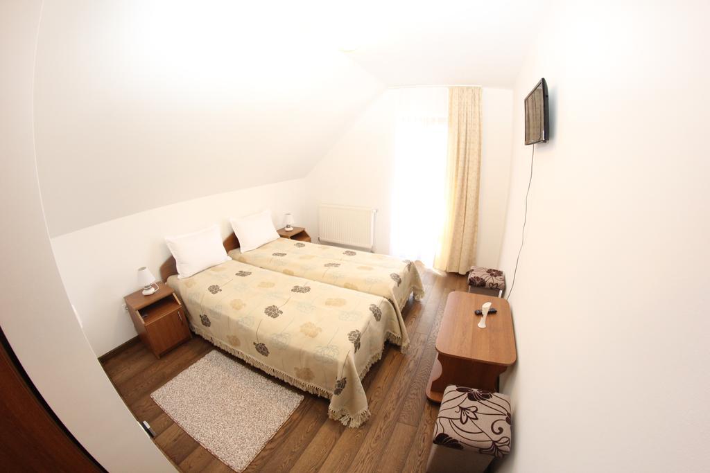 Ezuestfenyo Agroturisztikai Panzio Hotel Borzont Exterior photo